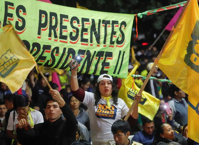Des partisans du candidat Samuel Doria Medina, lors d’un rassemblement de fin de campagne, à Santa Cruz de la Sierra (Bolivie), le 9 août 2025. 
