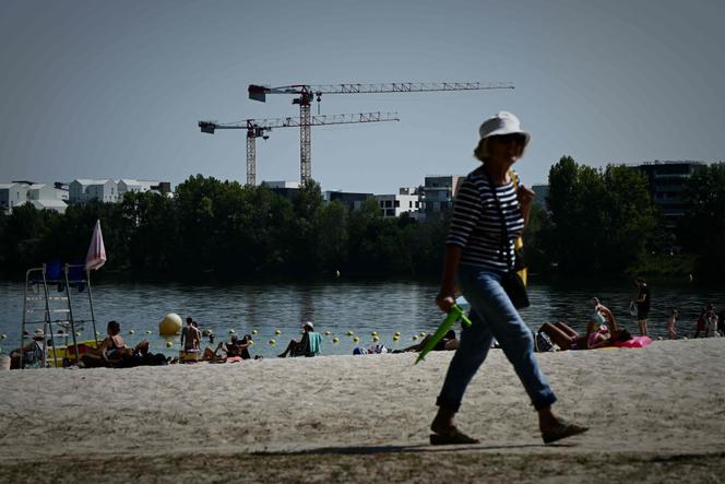 Sur la plage du lac de Bordeaux, le 10 août 2025.