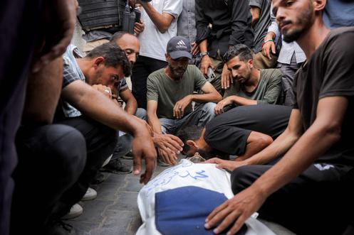 Funérailles de l’un des correspondants d’Al Jazeera, à l’hôpital Al-Shifa de Gaza City, le 11 août 2025.