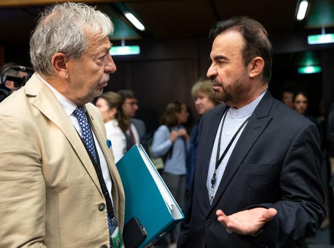 Massimo Aparo, directeur adjoint de l’AIEA, (à gauche) et l’ambassadeur d’Iran auprès de l’Agence internationale de l’énergie atomique (AIEA), Reza Najafi, lors d’une réunion du Conseil des gouverneurs de l’AIEA, à Vienne (Autriche), le 9 juin 2025.