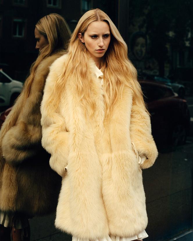 Manteau Ruben, en shearling, et haut Riddy, en viscose de laine, Loulou de Saison, 1 900 € et 330 €.