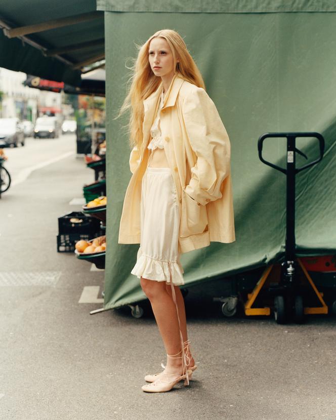 Veste en gabardine de coton, top et bermuda en soie, et sandales, Chloé, prix sur demande.