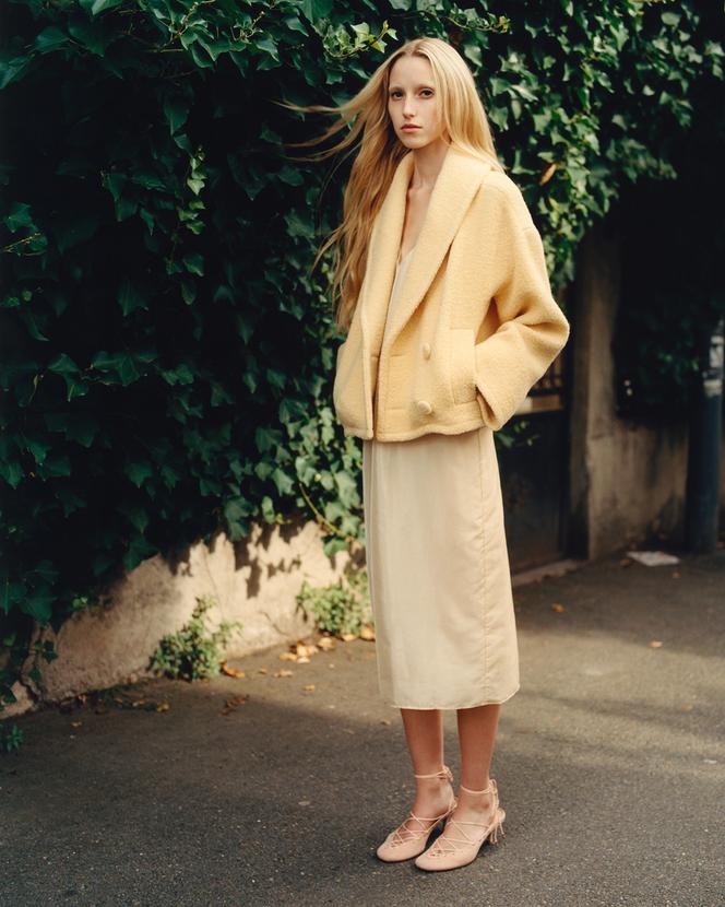 Manteau en laine, Sézane, 275 €. Robe Vence, en polyester et rayonne, The Frankie Shop, 129 €. Sandales, Chloé.