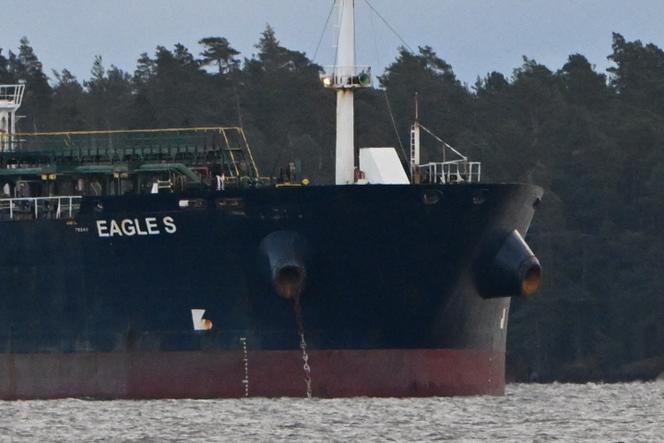 Sur cette photo d’archive prise le 30 décembre 2024, le pétrolier « Eagle-S », immatriculé aux Iles Cook, est ancré près du port de Kilpilahti à Porvoo, dans le golfe de Finlande.