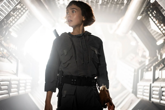 Sydney Chandler (Wendy) dans la série « Alien. Earth », créée par Noah Hawley.