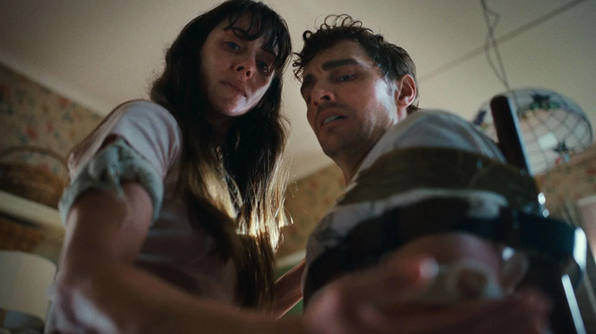 Alison Brie (Millie) et Dave Franco (Tim) dans « Together », de Michael Shanks.