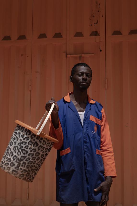 Oumar, un Ivoirien, se fait livrer du poulet des abattoirs pour le vendre une fois préparé, dans son quartier à Oulfa, Casablanca, le 6 août 2025.