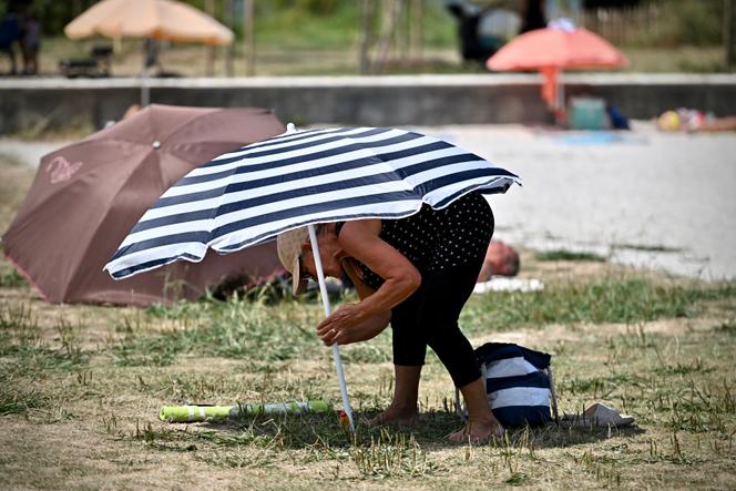La plage des Dagueys à Libourne, en Gironde, lundi 11 août 2025, au moment où le département est placé en alerte rouge canicule.