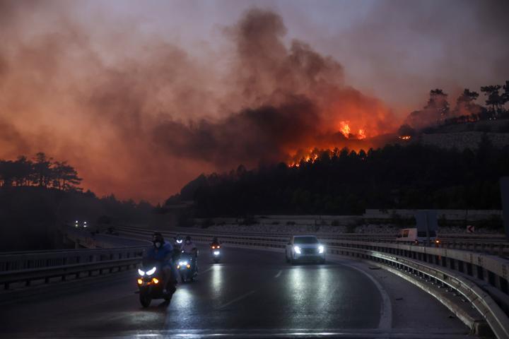 Un incendie de forêt près de la ville de Canakkale (Turquie), le 11 août 2025.
