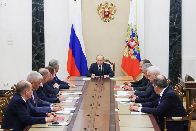 Vladimir Poutine préside la réunion du conseil de sécurité, au Kremlin à Moscou, le 8 août 2025.