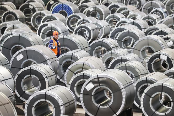 Dans un atelier de laminage de l’usine sidérurgique de Magnitogorsk (Russie), le 10 juin 2025.