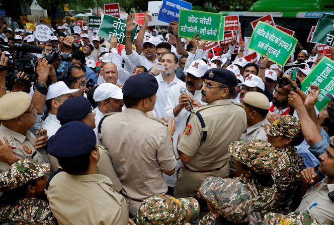 Le chef de file de la principale formation d’opposition, Rahul Gandhi (en chemise blanche, buvant), lors d’un rassemblement contre les fraudes électorales présumées, à New Delhi (Inde), le 11 août 2025.