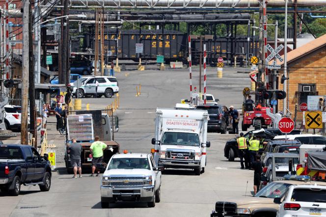 Des véhicules de secours près de l’entrée de l’usine Clairton Coke Works, propriété de la compagnie sidérurgique américaine US Steel, près de Pittsburgh, en Pennsylvanie, le 11 août 2025.