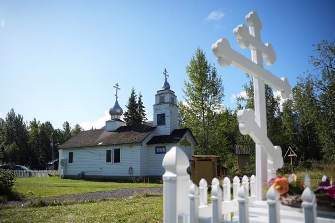 L’église orthodoxe russe Saint-Nicolas, l’une des nombreuses églises d’Alaska dont les origines remontent à l’arrivée, en 1794, de huit missionnaires venus du monastère de Valaam, en Carélie, sur l’île de Kodiak. A Eklutna, en Alaska, le 11 août 2025.