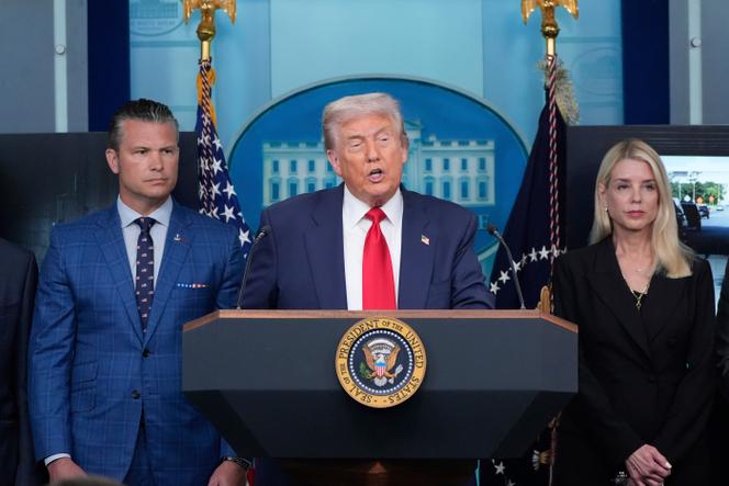 Donald Trump parle devant la presse de la Maison Blanche entourée du secrétaire à la Défense, Pete Hegseth, et du ministre de la Justice, Pam Bondi. À Washington, le 11 août 2025.