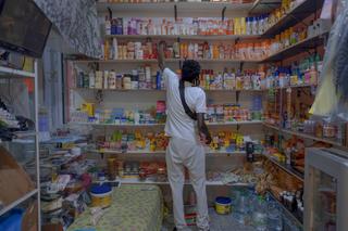 Un habitant sénégalais d’Oulfa, près de Casablanca, tient un magasin de beauté et de bouche, le 5 août 2025.