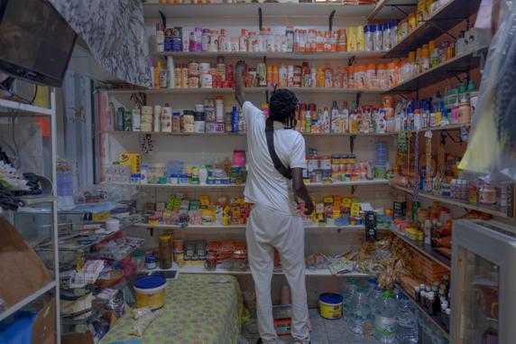 Un habitant sénégalais d’Oulfa, près de Casablanca, tient un magasin de beauté et de bouche, le 5 août 2025. 