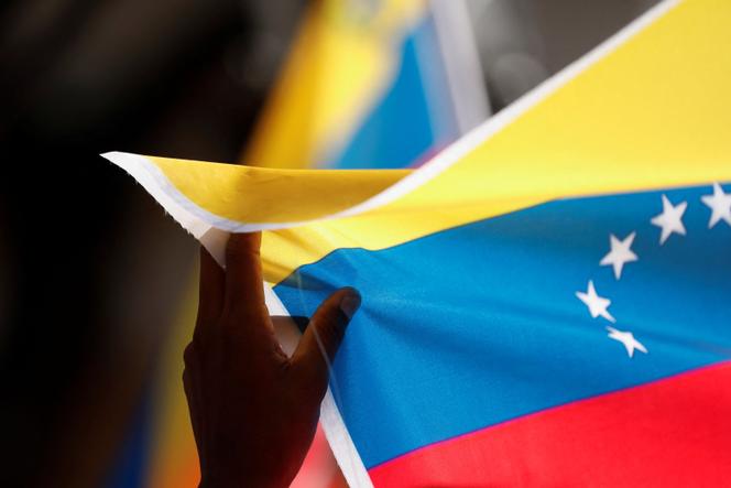 Un partisan du gouvernement brandit un drapeau vénézuélien lors d’un rassemblement en faveur du président, Nicolas Maduro, à Caracas, le 11 août 2025.