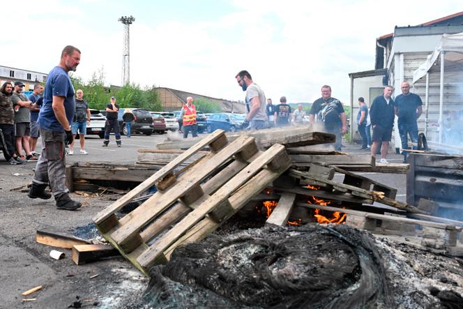 Des employés de NovAsco, lors d’une grève devant l’usine d’Hagondange (Moselle), le 30 juillet 2025.