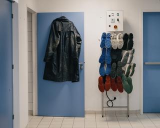 Le vestiaire des manutentionnaires intérimaires, au port de Lorient (Morbihan), le 23 juillet 2025.