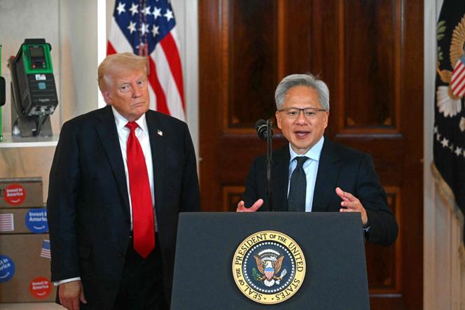 Le président américain, Donald Trump, (à gauche) s’entretient avec Jensen Huang, PDG de Nvidia, à la Maison Blanche, à Washington, DC, le 30 avril 2025.