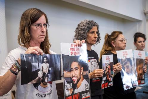(De gauche à droite) Des mères d’otages israéliens détenus par le groupe militant palestinien Hamas à Gaza : Galia David, Viki Cohen, Silvia Cunio et Merav Gilboa-Dalal, à Genève, le 12 août 2025.