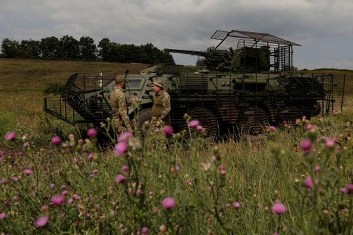 Des militaires et un véhicule blindé de transport de troupes BTR-4, dans l’oblast de Kharkiv, en Ukraine, le 11 août 2025.