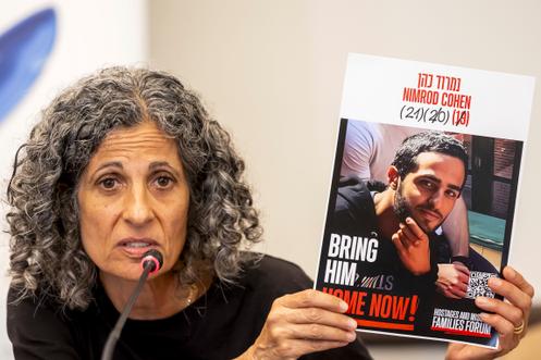 Viki Cohen, mère de l’otage Nimrod Cohen, montre une photo de son fils lors d’une conférence de presse organisée par l’Association genevoise des correspondants des Nations Unies (ACANU), au siège européen des Nations unies à Genève, en Suisse, mardi 12 août 2025.