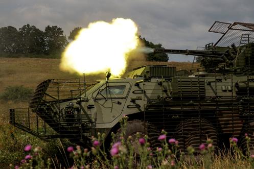 Tir du canon de BTR-4 « Bucéphale », véhicule blindé de transport de troupes amphibie, dans l’oblast de Kharkiv, le 11 août 2025.