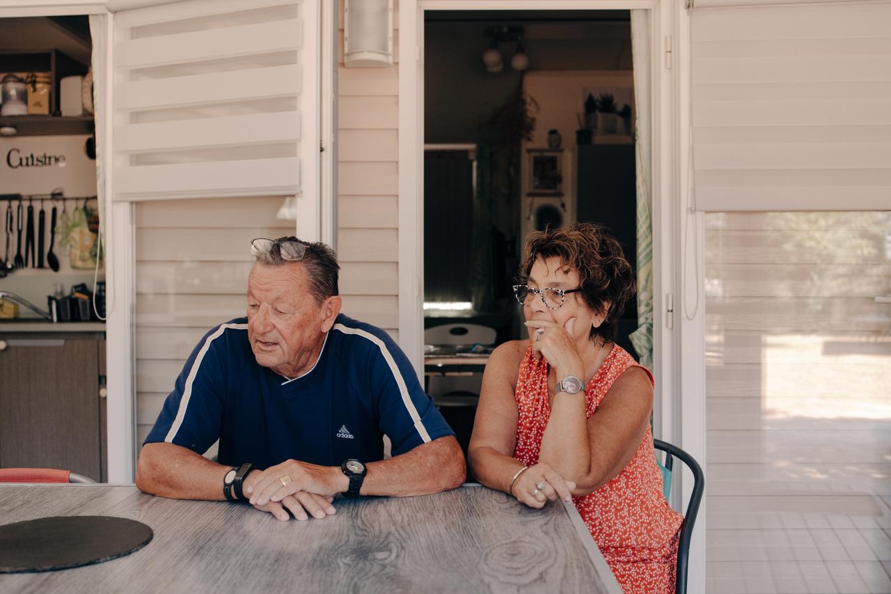 Florent et Jacqueline Mitton sur la Terrasse de Leur Mobile Home Au Camping du Pont-de-Lunel (Hérault), LE 12 AOût 2025.