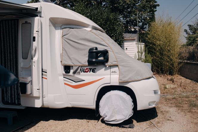 Un camping-car au camping du pont de Lunel (Hérault) le 12 août 2025. Le propriétaire du véhicule protège ses pneus de la chaleur, en effet la gomme s’use beaucoup plus vite en période de canicule.