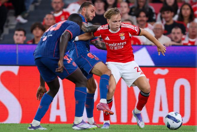 Le défenseur niçois Jonathan Clauss affronte l’attaquant norvégien du Benfica Andreas Schjelderup, lors du match retour du troisième tour préliminaire de la Ligue des champions entre le Benfica Lisbonne et l’OGC Nice au stade Luz de Lisbonne, le 12 août 2025.
