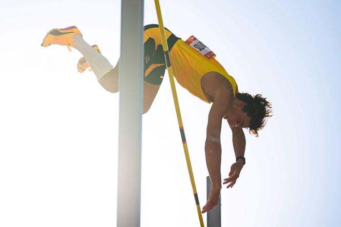 Armand Duplantis lors de la finale du concours de saut à la perche masculin lors du 15ᵉ Grand Prix hongrois d’athlétisme, à Budapest, le 12 août 2025.