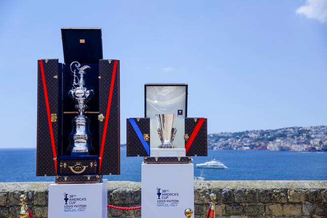Le trophée de la Coupe américaine, à gauche, et celui de la Louis Vuitton Cup lors de la présentation de la 38e édition de l'événement, au Castel Dell'ovo à Naples (Italie), le 28 mai 2025.