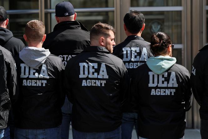 Des membres de la Drug Enforcement Administration (DEA) se tiennent devant le palais de justice fédéral de Brooklyn le jour de l’audience du cofondateur du cartel de Guadalajara, Rafael Caro Quintero, à Brooklyn, New York, États-Unis, le 26 mars 2025.