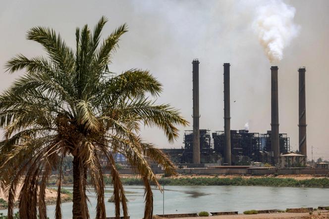 De la fumée s’échappe d’une des cheminées de la centrale thermique de Dora (Daura), dans le district de Dora, au sud de Bagdad, le 12 août 2025.