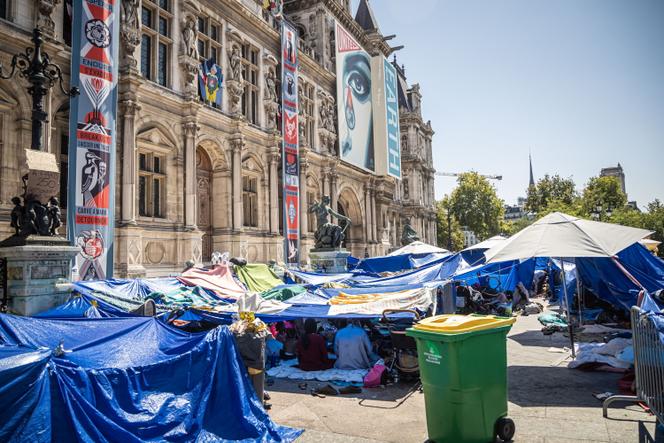 Les tentes de migrants installées devant le parvis de l’Hôtel de ville de Paris, le 11 août 2025.