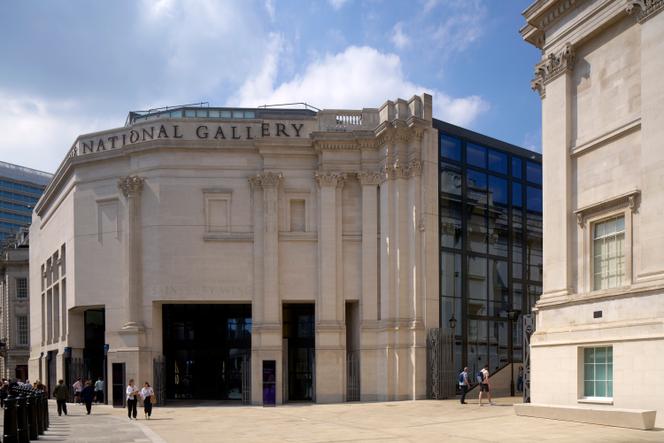 La Sainsbury Wing de la National Gallery vue de Trafalgar Square, à Londres, en mai 2025.