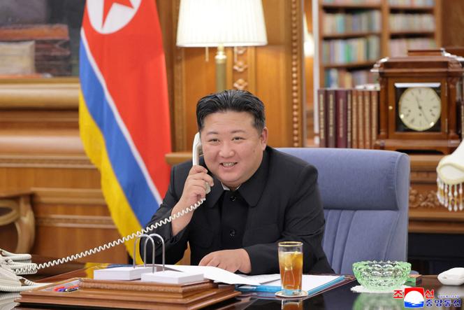 Photo diffusée par l’agence KCNA montrant le leader nord-coréen, Kim Jong-un, s’entretenant par téléphone avec le président russe, Vladimir Poutine, à Pyongyang, le 13 août 2025.