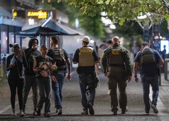 Des agents fédéraux patrouillent dans un quartier de Washington, dans la soirée du 11 août 2025.