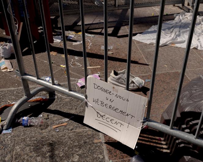 Sur le parvis de l’Hôtel de ville, après l’évacuation de migrants sans abri, à Paris, le 12 août 2025.