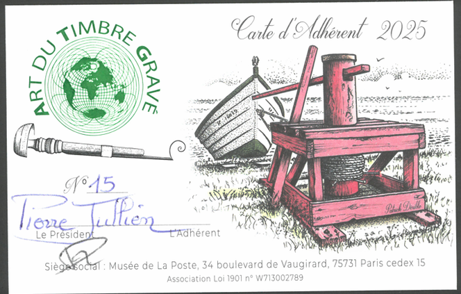 Carte d’adhérent 2025 à l’association Art du timbre gravé illustrée par Patrick Dérible, dessinateur de timbres originaire de Saint-Pierre-et-Miquelon. L’artiste a représenté un cabestan « servant à hisser les doris sur le rivage (...) très répendu à Saint-Pierre-et-Miquelon.