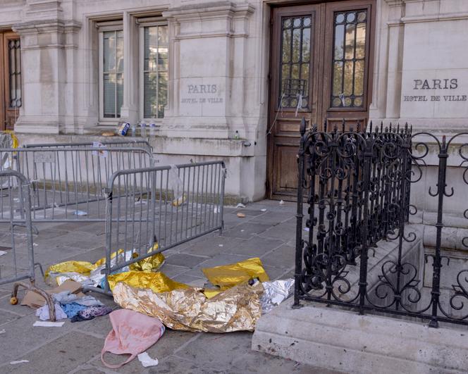 Sur le parvis de l'Hôtel de ville, après l’évacuation d’un camp de migrants sans-abris, à Paris, le 12 août 2025.