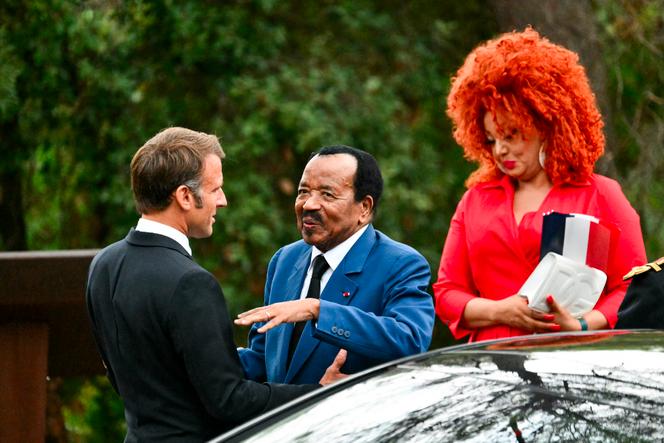 Emmanuel Macron avec le président Camerounais, Paul Biya et sa compagne Chantal Biya, à Boulouris-sur-Mer (Var), le 15 août 2024.