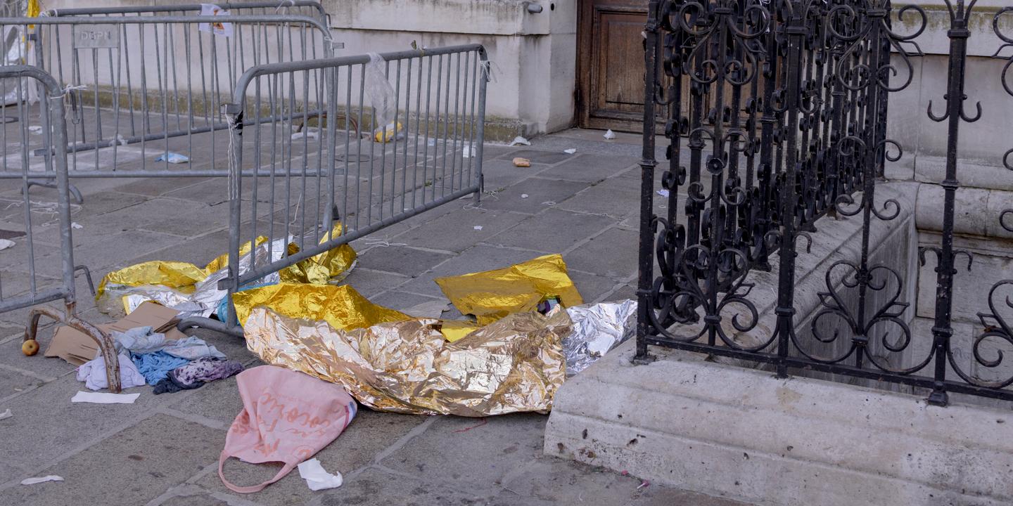 « La plupart repartiront à la rue cette nuit » : des familles de migrants installées devant l’Hôtel de ville de Paris évacuées