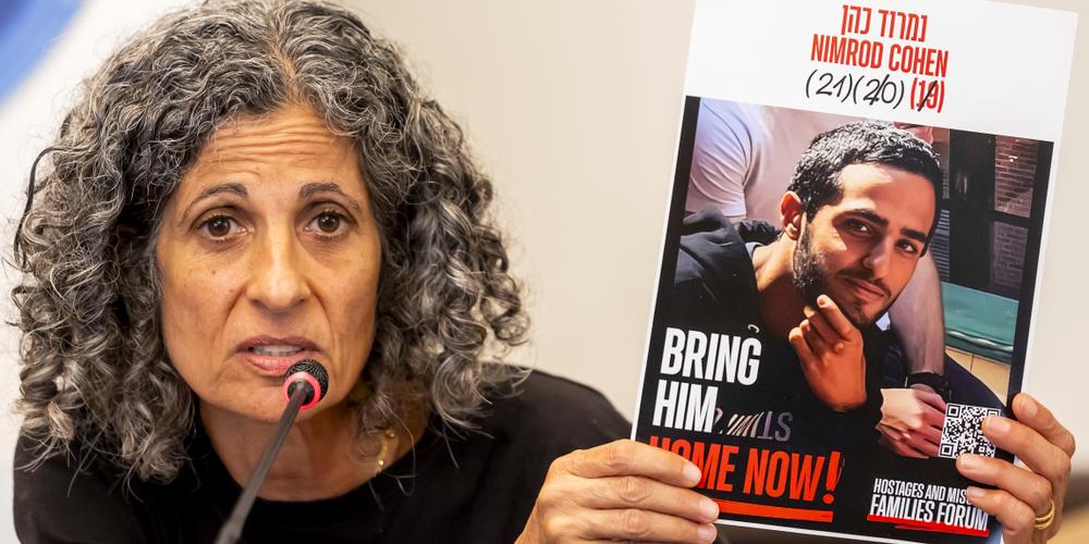Viki Cohen, la mère de Nimrod Cohen, otage israélien détenu dans la bande de Gaza, lors d’une conférence de presse dans les bureaux européens de l’ONU à Genève, mardi 12 août 2025. - SALVATORE DI NOLFI / AP