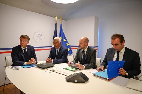 Le président français Emmanuel Macron, António Costa, président du Conseil européen, le ministre français des affaires étrangères Jean-Noël Barrot, ainsi que le ministre des armées Sébastien Lecornu participent à une visioconférence avec les dirigeants européens et le président américain Donald Trump, en France, le 13 août 2025.