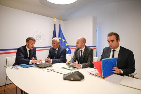 Emmanuel Macron accompagné d’Antonio Costa, président du Conseil européen, et des ministres de la défense, Sébastien Lecornu, et des affaires étrangères, Jean-Noël Barrot, au Fort de Brégançon (Var), mercredi 13 août 2025.