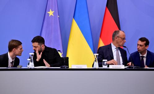 Le président ukrainien Volodymyr Zelenksy et le chancelier allemand Friedrich Merz s’entretiennent avec leurs conseillers en amont d’une discussion entre les dirigeants européens et le président américain au sujet de la guerre en Ukraine, le 13 août 2025.