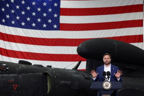 J. D. Vance prononce un discours sur la base militaire de Fairford en Angleterre, le 13 août 2025.